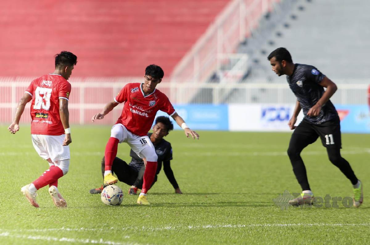 PEMAIN Kelantan United FC (KUFC), Nik Akif Syahiran Nik Mat (dua kiri) diasak oleh Pemain UITM FC, Muhammad Afzal Akbar  pada aksi Liga Perdana di Stadium Muhammad IV, Kota Bharu. FOTO Nik Abdullah Nik Omar