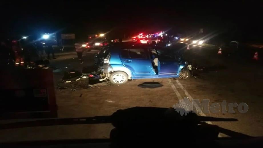 Keadaan kenderaan yang terbabit kemalangan di Jalan Batu Pahat-Kluang berhampiran Agro Farm dekat Kluang malam tadi. Foto 