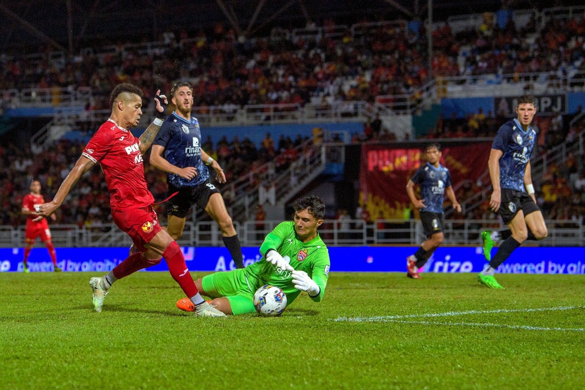 PEMAIN Selangor FC, Ayron Del Valle (kiri) cuba menjaringkan gol ketika perlawanan menentang KL City FC. FOTO BERNAMA