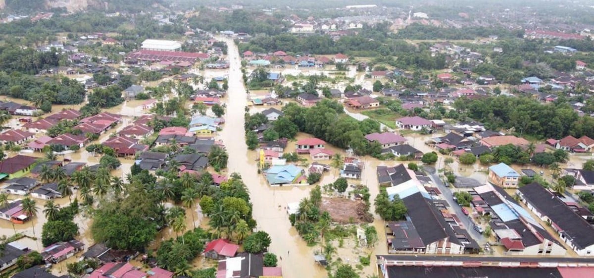 KEADAAN banjir di Bukit Mentok, Chukai. FOTO Ihsan Penduduk.
