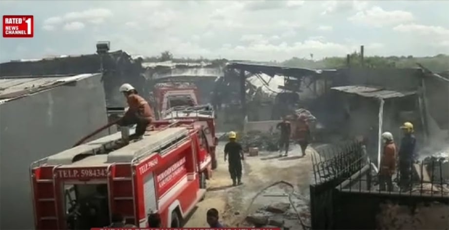 Anggota bomba berusaha mengawal kebakaran kilang bunga api di Tagerang, Jakarta, hari ini. - Foto Berita Satu