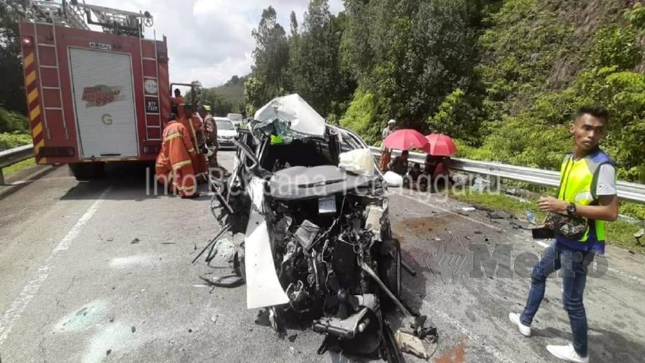 KERETA Perodua Viva mangsa yang remuk teruk. FOTO Ihsan Info Bencana Terengganu.