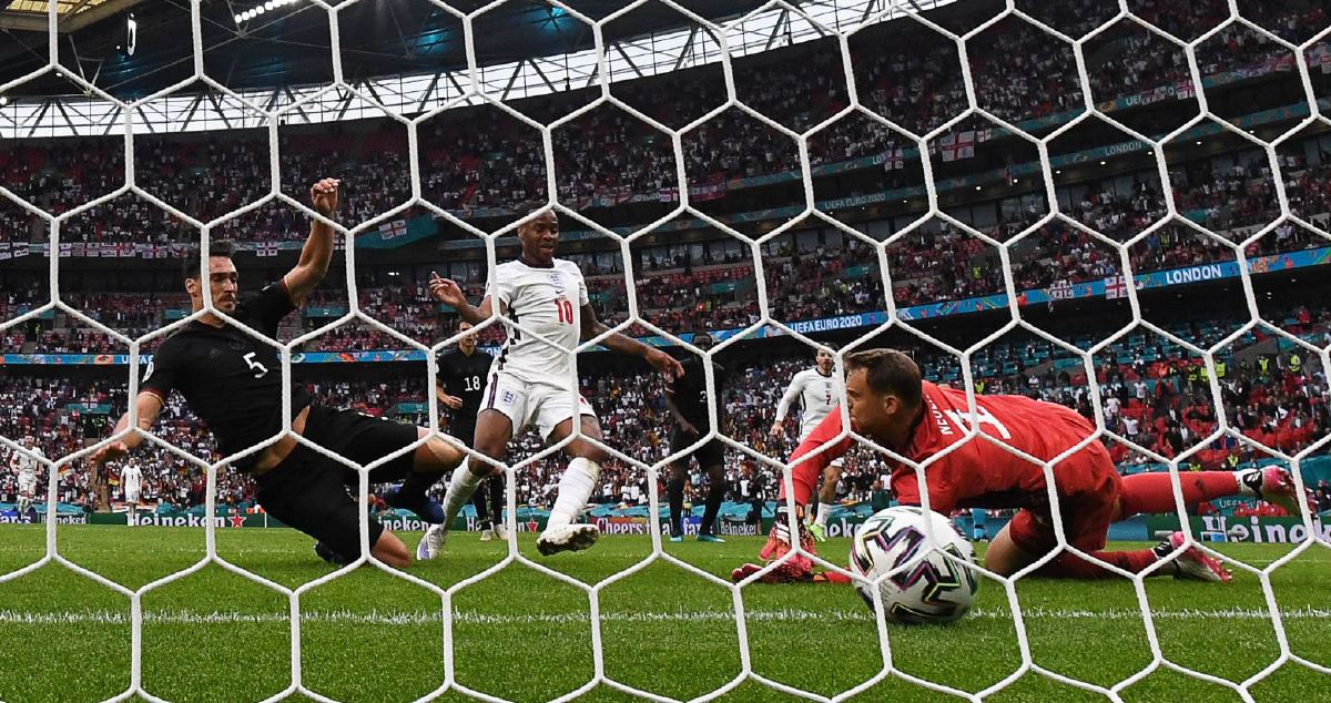 STERLING  meledak gol pertama England. FOTO AFP