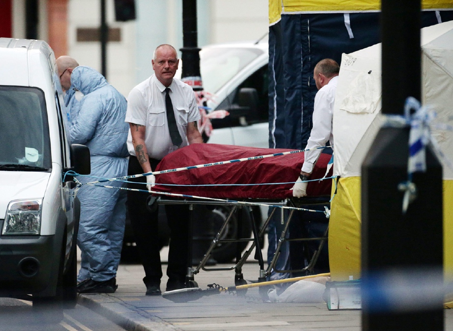 Polis memuatkan mayat wanita yang mati ditikam di Dataran Russell, London, ke dalam ambulans untuk dibawa ke hospital - Foto AP