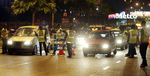 Anggota polis bahagian trafik Ibu Pejabat Polis Kontijen (IPK) mengadakan sekatan jalan raya dalam operasi Tahun Baharu 2016 di Jalan Kuantan - Gambang berhampiran Hospital Tengku Ampuan Afzan (HTAA). - Foto ZULKEPLI OSMAN