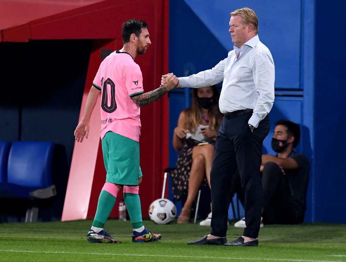 Pengendali Barcelona, Ronald Koeman bersalam dengan Lionel Messi selepas satu perlawanan sebelum ini. FOTO Agensi