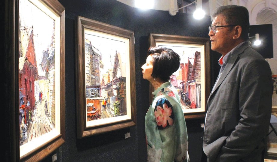 KHOR bersama isteri, Datin Seri Seow Kim Fong turut hadir menyaksikan pameran.