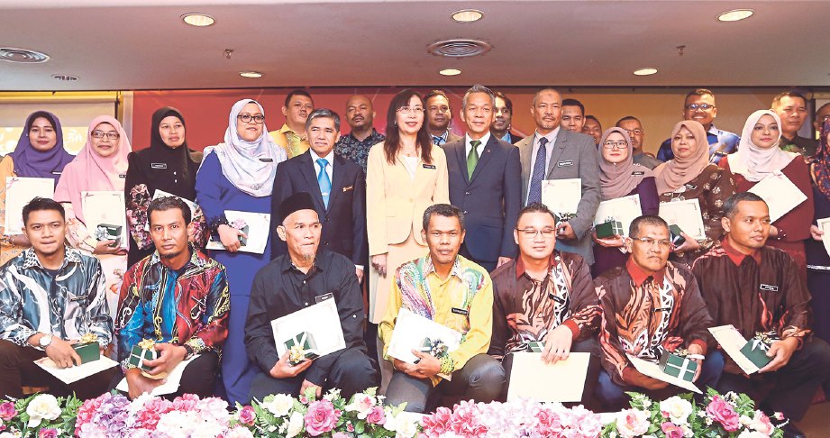 SEBAHAGIAN penerima APC bersama Teresa, Dr Jalaluddin (berdiri enam dari kiri) dan Wong (berdiri sepuluh dari kiri).
