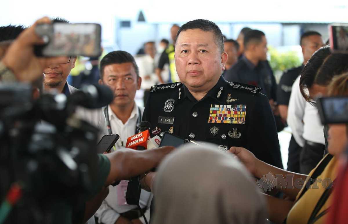 Khaw Kok Chin (tengah) ketika ditemui di Dewan Ibu Pejabat Polis Kontinjen (IPK) Pulau Pinang. FOTO MIKAIL ONG