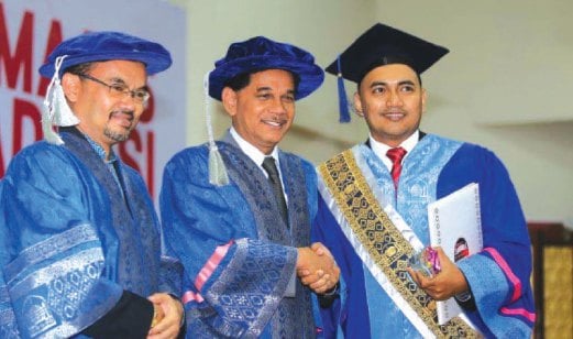 ZUKRI (tengah) dan Dr Musa (kiri) bersama siswa terbaik Muhd Sirajul Fikri pada Majlis Graduasi Program Pensijilan USIM-BIMB 2016.