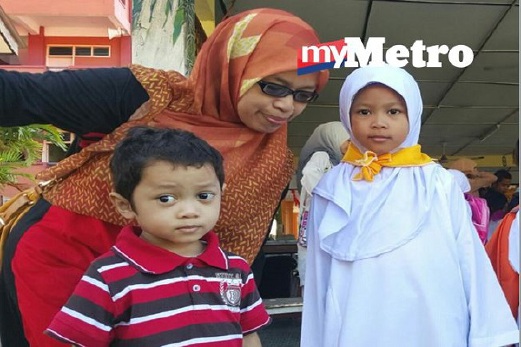 MARISA Damia Ardi, 7, ditemani ibunya, Selly Hazli Razali, 38, tiba di pekarangan Sekolah Kebangsaan Seri Negeri Langkawi untuk program orientasi murid tahun satu di sekolah itu. FOTO Hamzah Osman