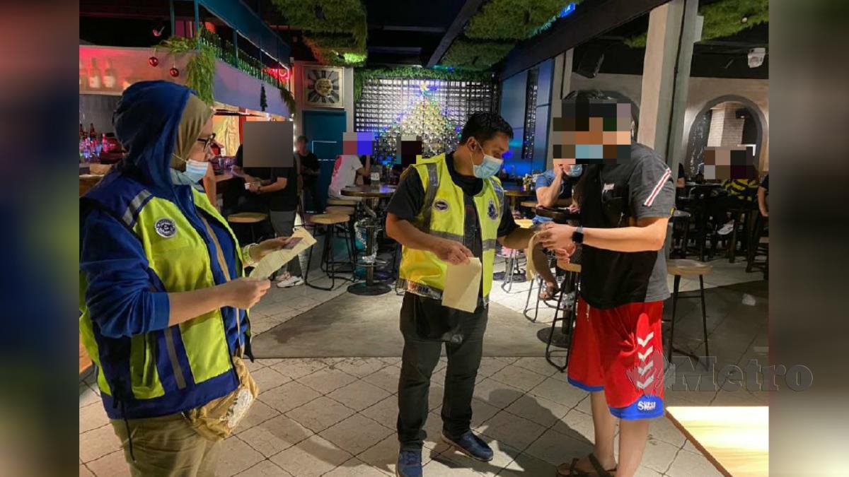 Polis memeriksa individu yang berada di sebuha pusat hiburan di Lintas Plaza, Kota Kinabalu dalam pemeriksaan malam tadi. Foto Juwan Riduan