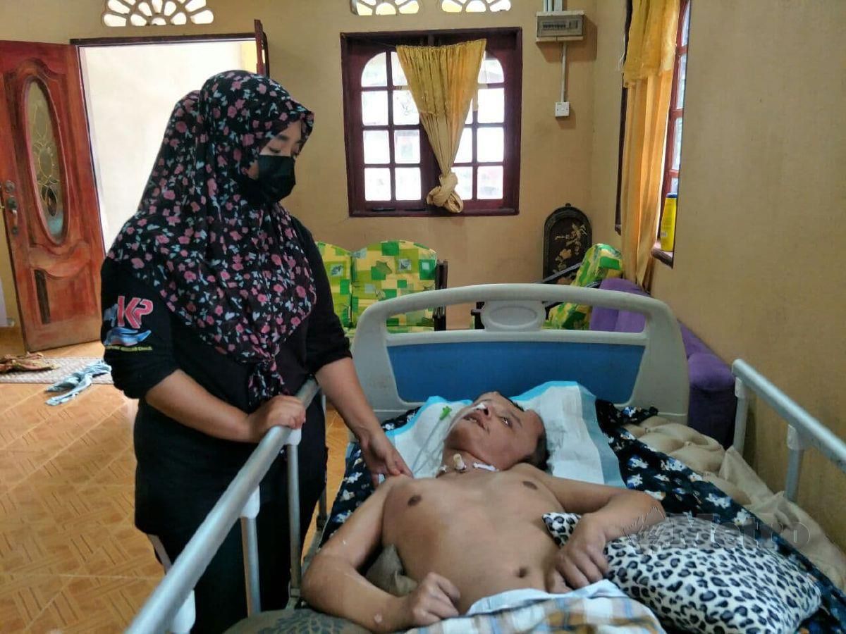 NUR Syamsinar menjaga Aziz yang koma sejak tiga tahun lalu selepas terbabit dalam kemalangan. FOTO RAMLI IBRAHIM