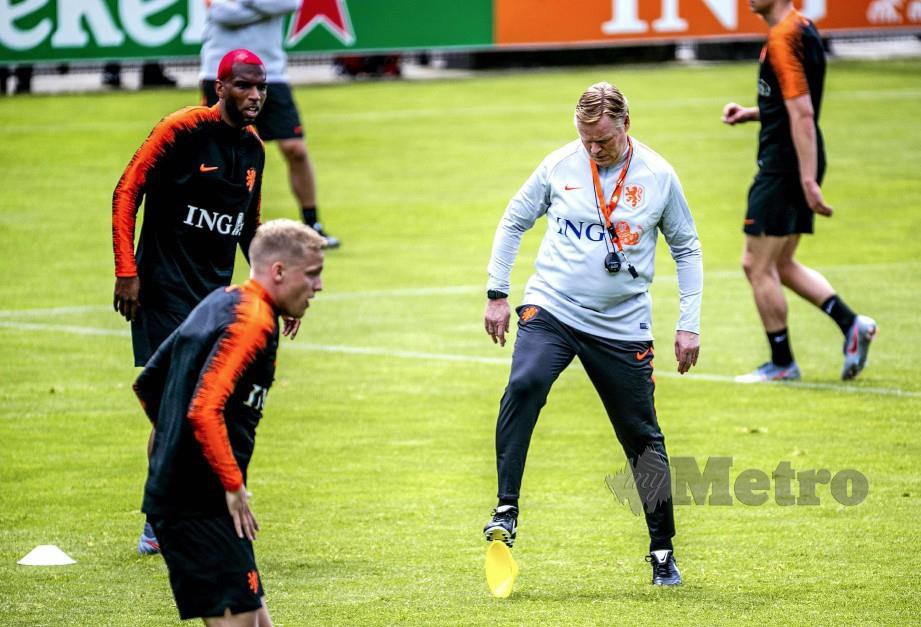 KOEMAN mengendalikan latihan skuad kebangsaan Belanda di Zeist menjelang aksi Liga Negara Eropah. — FOTO AFP