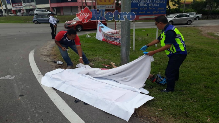 ANGGOTA polis melakukan siasatan membabitkan kematian anggota tentera dalam kemalangan di Lebuh Alor Gajah-Melaka Tengah-Jasin (AMJ), hari ini. FOTO Ihsan Pembaca