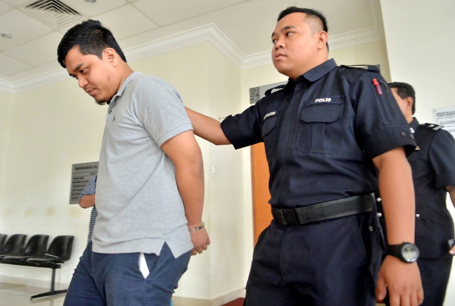 MOHD Faiz  (kiri) dihadapkan ke Mahkamah Sesyen Klang atas pertuduhan membuat dan memulakan penghantaran komen jelik membabitkan Yang di-Pertuan Agong.