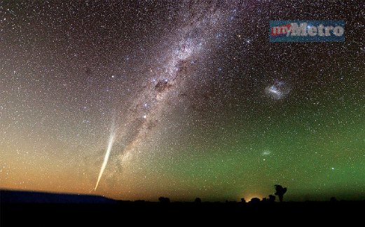 KERLIPAN bintang, komet dan meteor dapat dilihat tanpa wujudnya pencemaran cahaya di bumi.