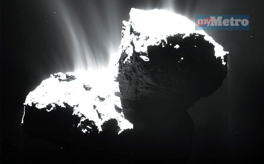 FOTO Komet 67P/Churyumov-Gerasimenko yang dirakam menerusi kamera sudut lebat OSIRIS di ruang angkasa lepas Rosetta pada 22 November 2014.