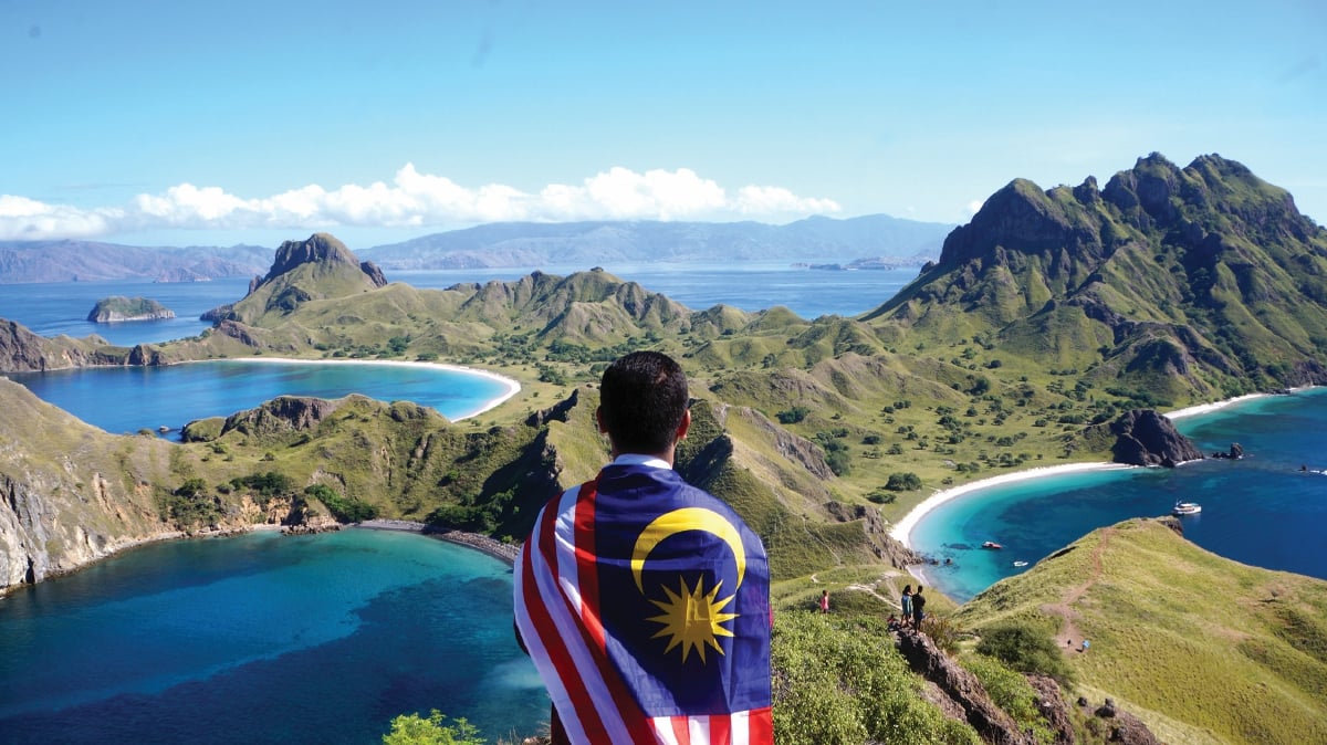 BENDERA Malaysia dibawa untuk meraikan kejayaan menawan puncak Pulau Padar. 