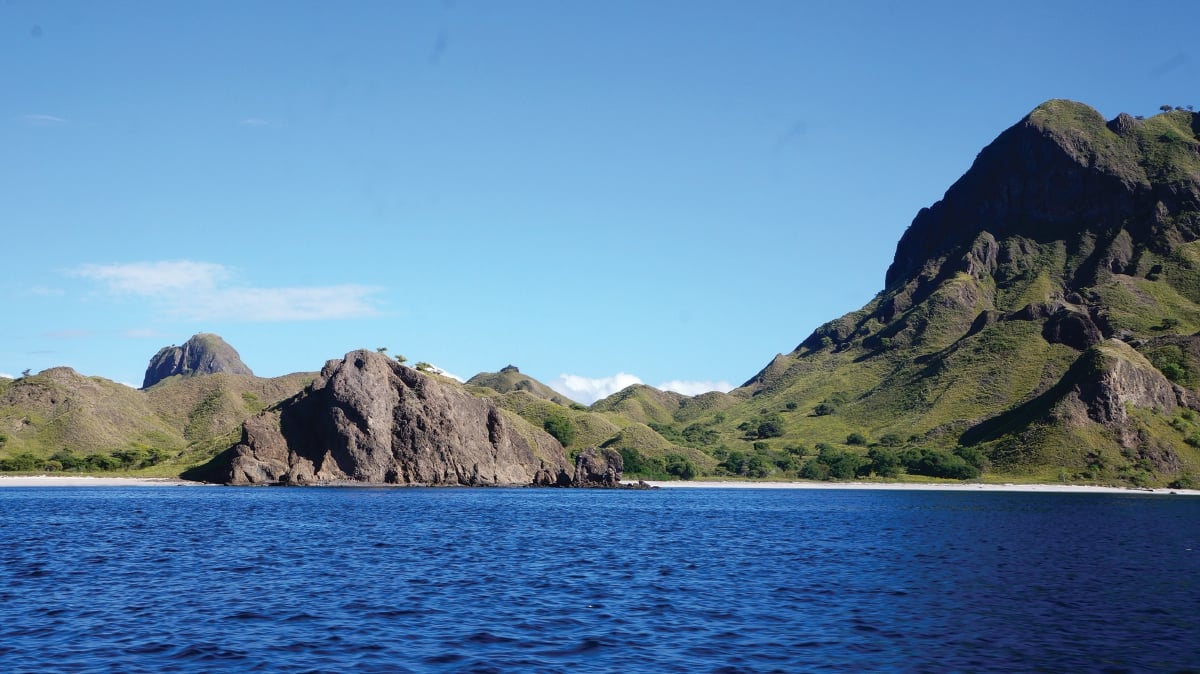 PEMANDANGAN Pulau Rinca dari bot. 