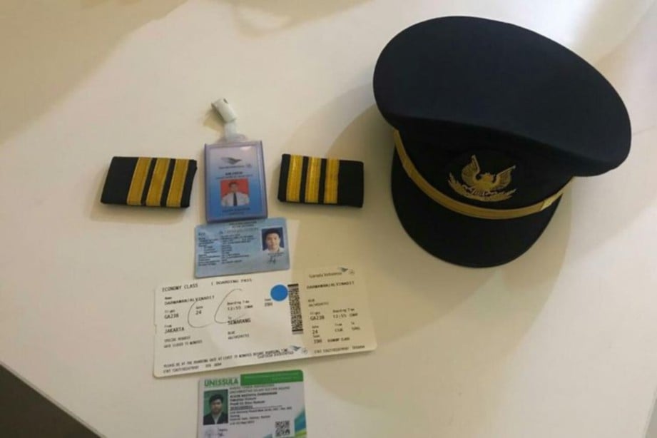 BEBERAPA dokumen pengenalan diri, lencana dan topi juruterbang serta tiket penerbangan yang dibawa Alvin. -Foto Kompas.com