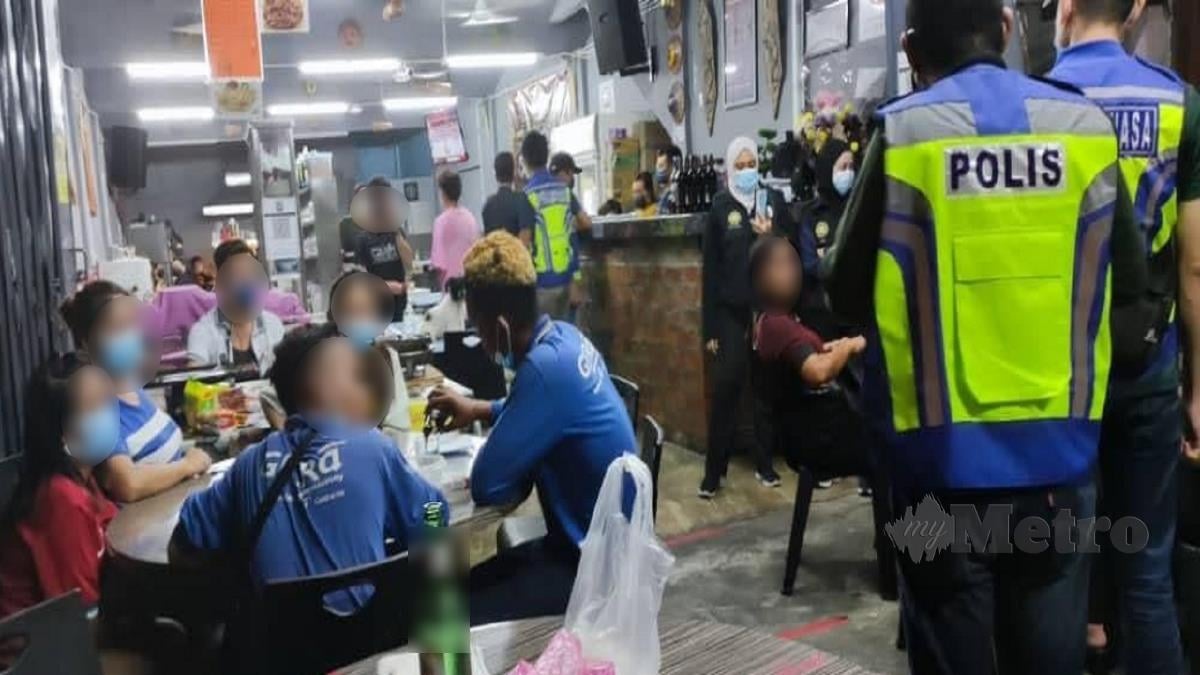 Pemeriksaan dijalankan pasukan JPJKK IPD Sibu bersama MPS di sebuah kafe di Jalan Adam, kerana beroperasi melebihi masa. FOTO Melvin Joni