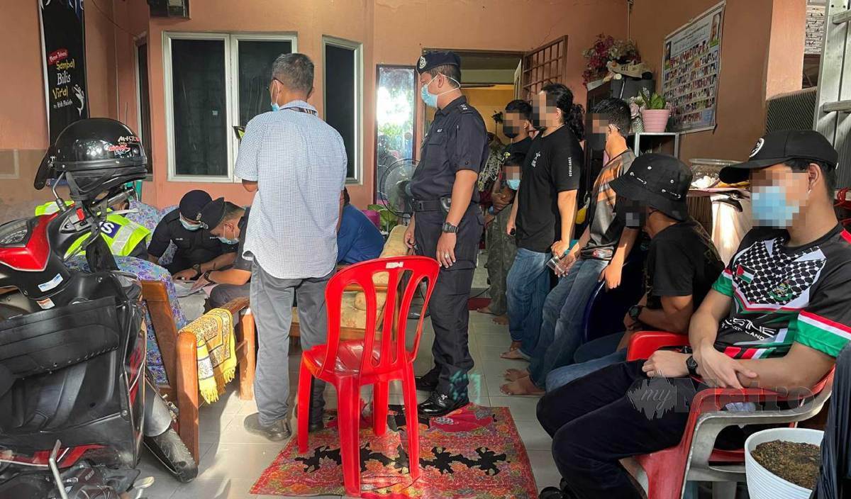 SERAMAI 10 individu termasuk pemilik dua rumah di Kampung Kenanga dan Rawang Perdana, Rawang dikenakan kompaun kerana melanggar SOP dalam Op Khas Pemantauan Ziarah Aidilfitri, hari ini. FOTO Raja Noraina Raja Rahim