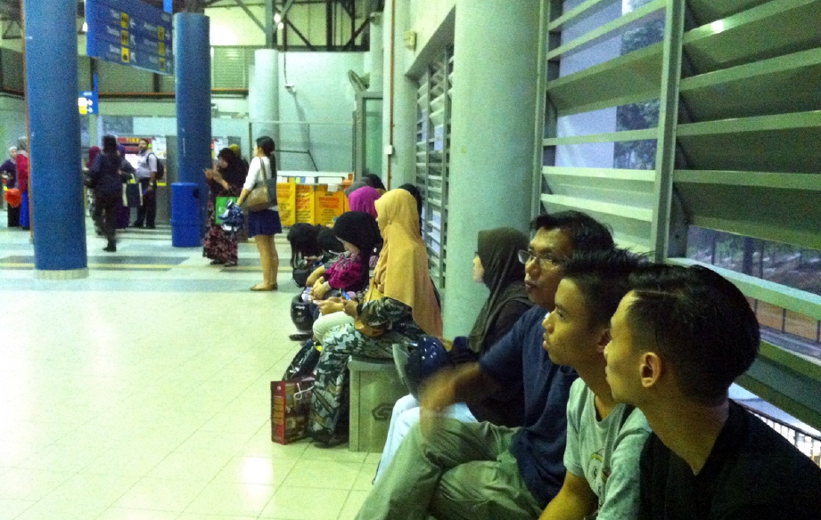 Penumpang komuter yang terkandas akibat gangguan  bagi semua laluan dari Stesen KTM Bank Negara ke Kuala Lumpur Sentral berikutan tren tergelincir petang tadi. - Foto Bernama