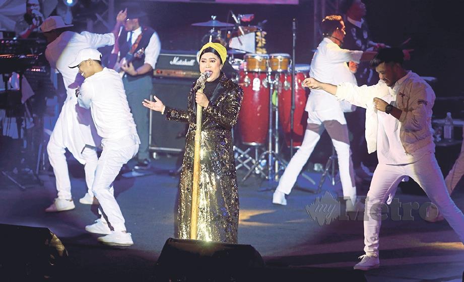 AZHARINA puas hibur 800 peminat di konsert solo  FOTO: Saddam Yusof