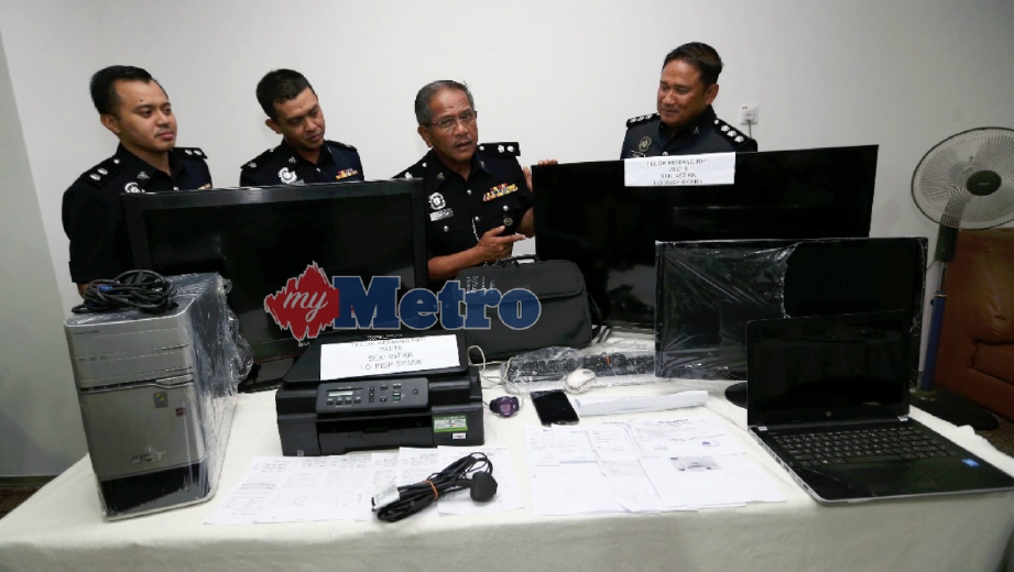 ZAINUDIN (dua dari kanan) menunjukkan barangan dirampas daripada suspek pecah kondominium pada sidang media di IPD Port Dickson, hari ini. FOTO Iqmal Haqim Rosman