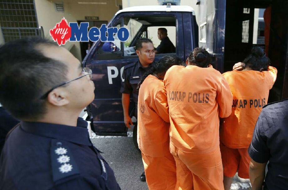 Anggota polis membawa enam dari lapan suspek kes samun jongkong emas lebih RM1 juta ke Mahkamah Majistret Butterworth untuk disambung reman bagi membantu siasatan. FOTO Ramdzan Masiam 