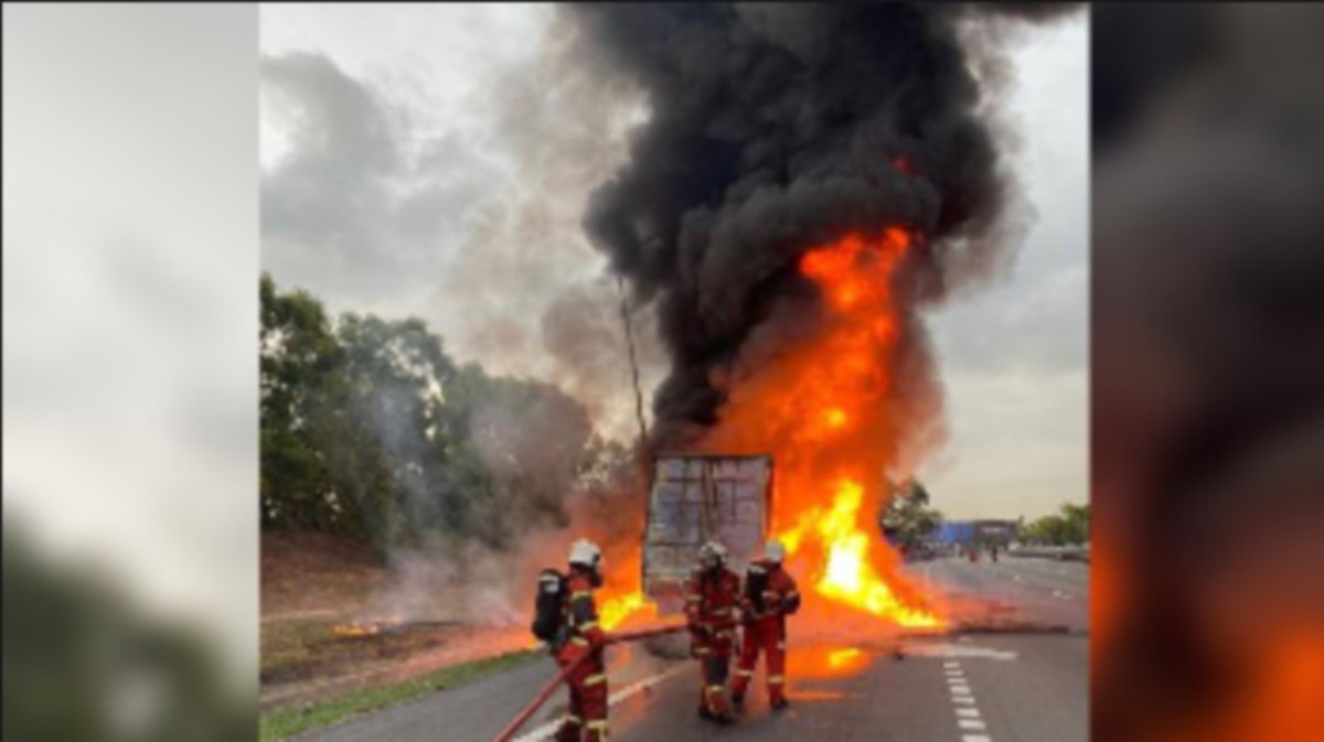 ANGGOTA bomba memadam kebakaran sebuah lori kontena di Kilometer 12.8 Lebuhraya Utara-Selatan Hubungan Tengah (ELITE), hari ini. FOTO Ihsan Bomba