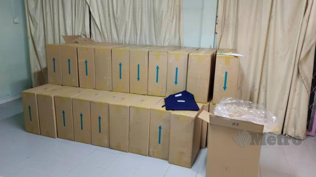 SEBAHAGIAN kotak berisi rokok yang dirampas dalam serbuan di sebuah rumah di Taman Hing Lee, Sandakan. FOTO ihsan PPM