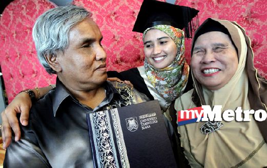 Siti Nurani berkongsi kejayaan bersama ibu bapanya selepas Majlis Istiadat Konvokensyen ke 84 di dewan Agung Tuanku Canselor, Shah Alam. FOTO Intan Nur Elliana Zakaria. 