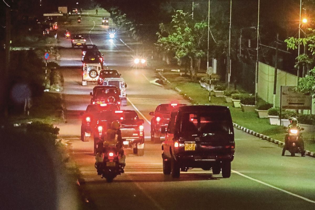 KONVOI kenderaan membawa Rajapaksa meninggalkan kompleks VIP di Lapangan Terbang Antarabangsa Bandaranaike, Colombo. FOTO EPA 