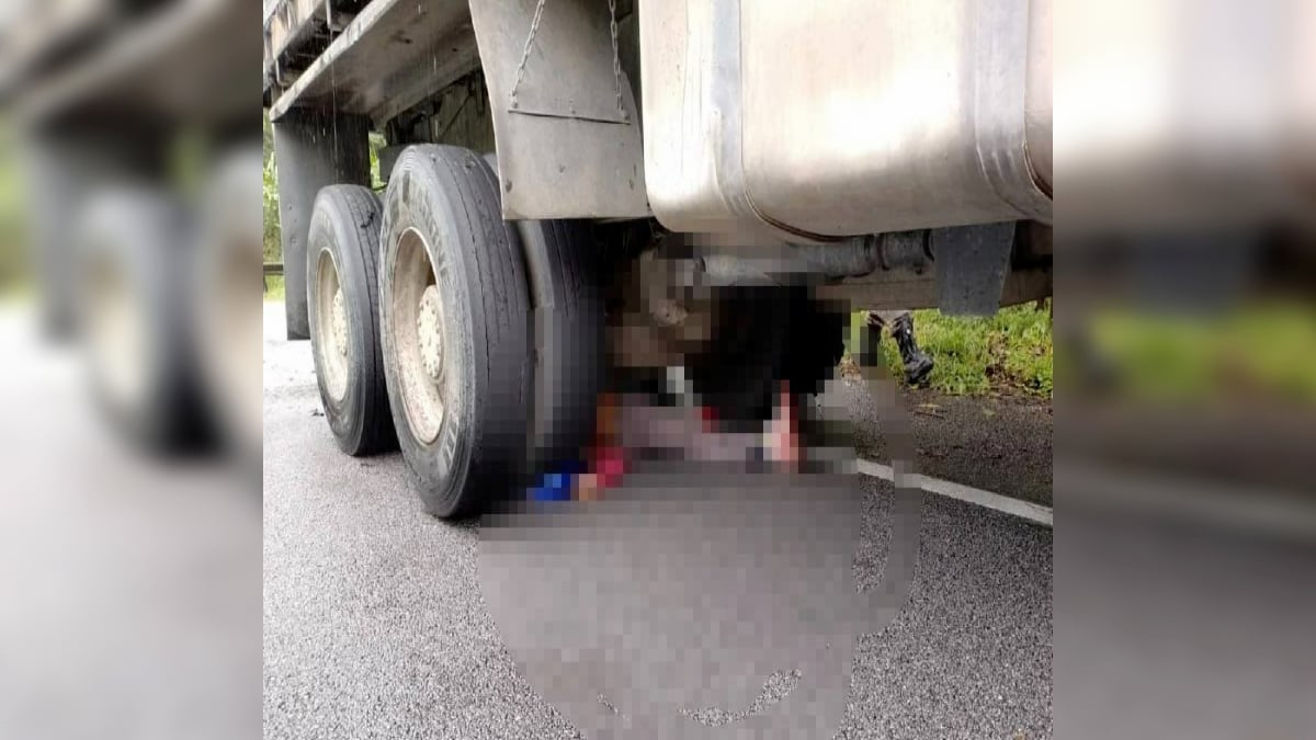 PENUNGGANG motosikal maut dalam nahas dengan sebuah lori tanpa muatan di Jalan Simpang Pulai-Cameron Highlands dekat Simpang Pulai, di sini, hari ini. Foto Ihsan JBPM Perak.