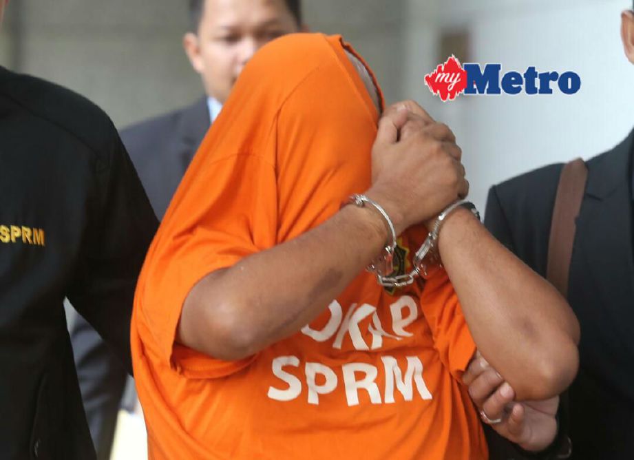 Koperal polis menjadi individu ke-10 direman membantu siasatan kes rasuah membabitkan kegiatan mengutip wang daripada pengusaha pusat judi haram dan rumah urut di beberapa lokasi sekitar Melaka. FOTO Mohd Fadli Hamzah 