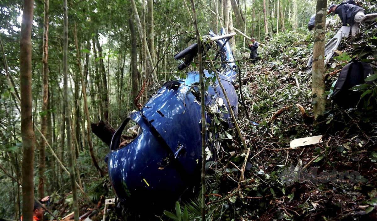 PASUKAN polis bersama pasukan siasatan kemalangan udara daripada Kementerian Pengangkutan membuat siasatan dilokasi helikopter jenis Airbus AS 355 F2 dengan nombor pendaftaran 9M-SSW yanng terhempas di Kompartment 213, Hutan Simpan Bukit Kinta dalam daerah Kinta, Perak yang hanya berjarak kira-kira 400 meter daripada sempadan Pahang akibat cuaca buruk. FOTO L Manimaran
