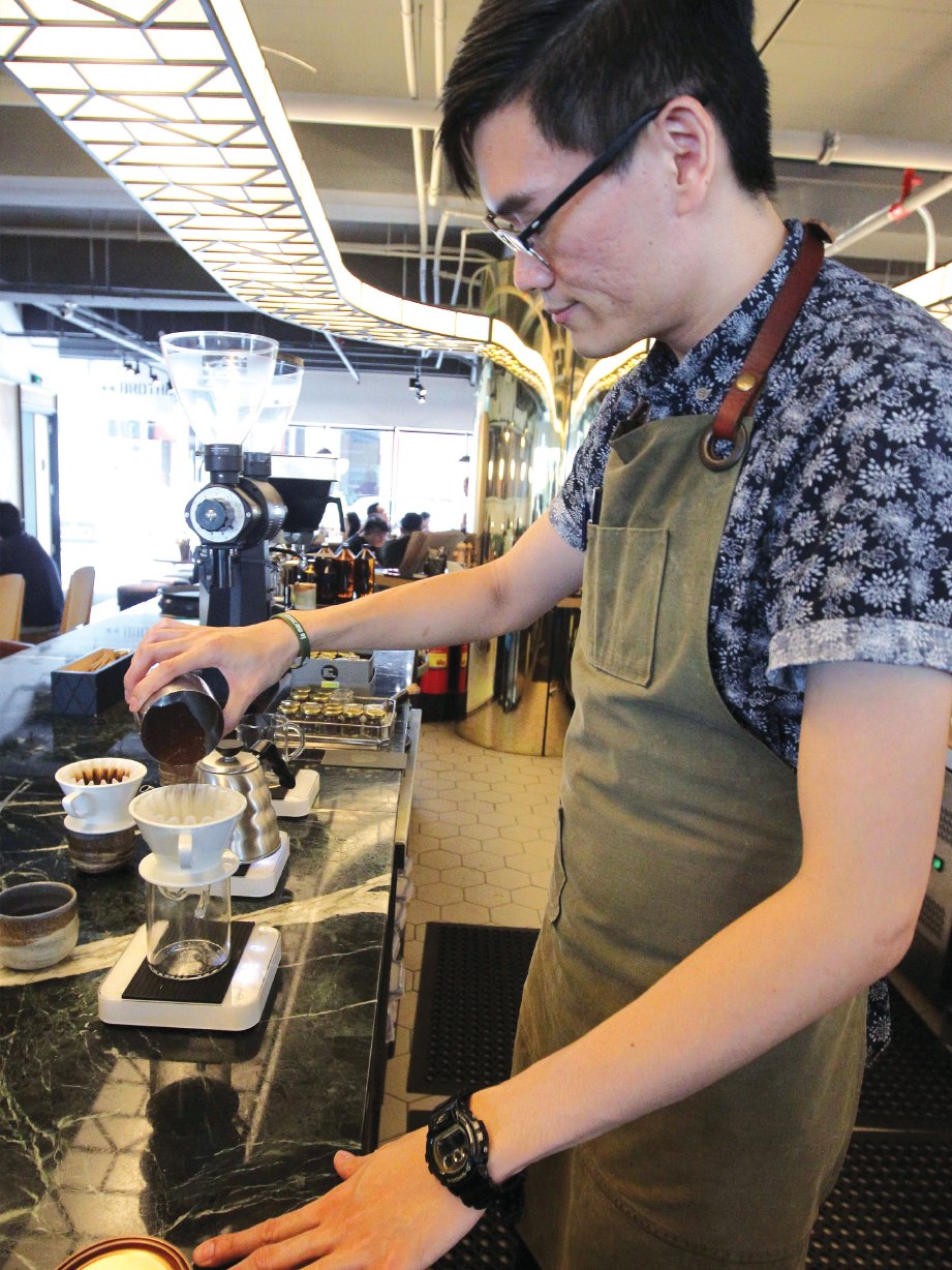 LAM menyediakan bancuhan kopi untuk pelanggan. 