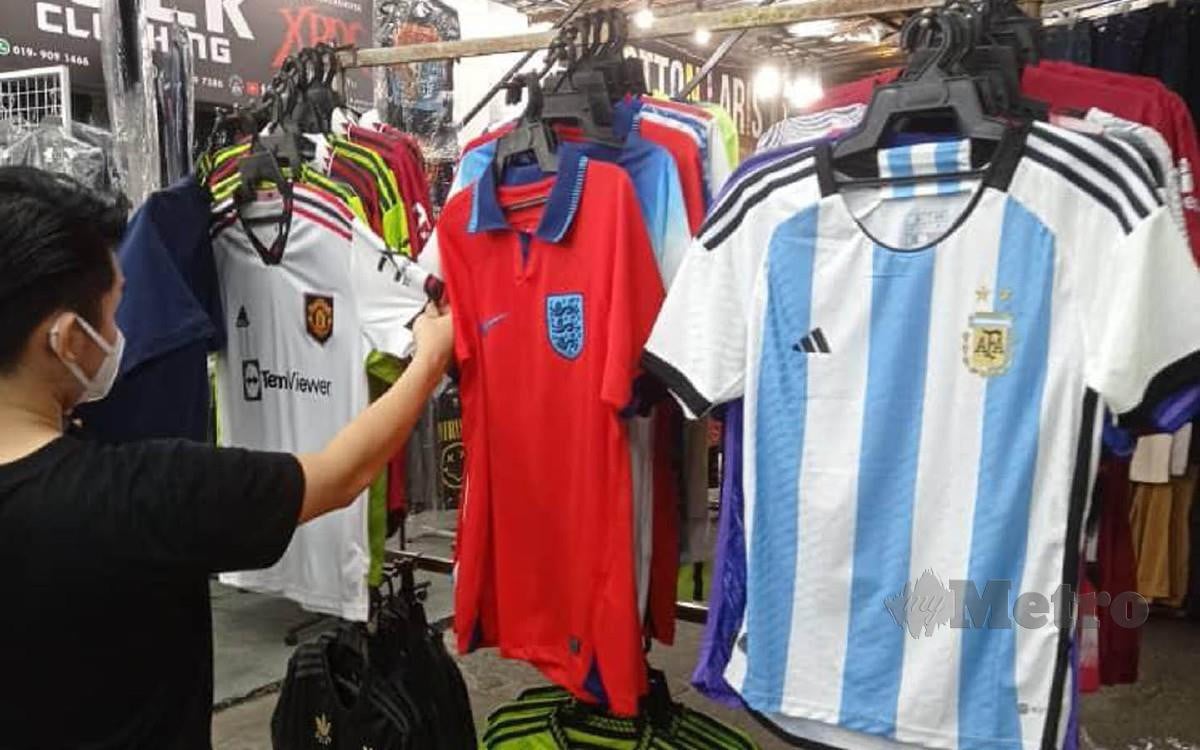 BUKTI penjualan baju jersi bola sepak tiruan sempena Piala Dunia Fifa yang ditemui dijual secara terbuka di sebuah premis di Chinatown Jalan Petaling, Kuala Lumpur.