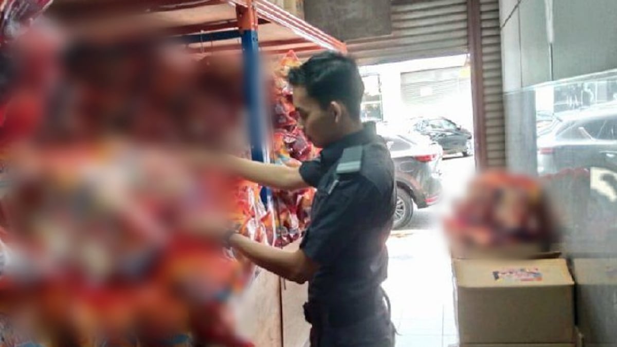 PENGUAT KUASA KPDN Pulau Pinang memeriksa keropok pelbagai perisa yang menggunakan logo halal tamat tempoh ketika serbuan di sebuah rumah kedai di Bukit Mertajam. FOTO Ihsan KPDN Pulau Pinang