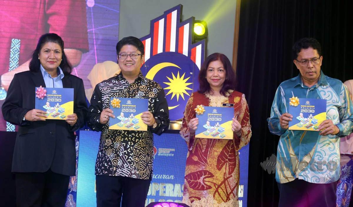 EWON Benedick (dua kiri) menunjukkan buku Dasar Koperasi Malaysia ketika majlis peluncuran Dasar Koperasi Malaysia 2030 (DaKom2030) di Bangi. FOTO Hairul Anuar Rahim
