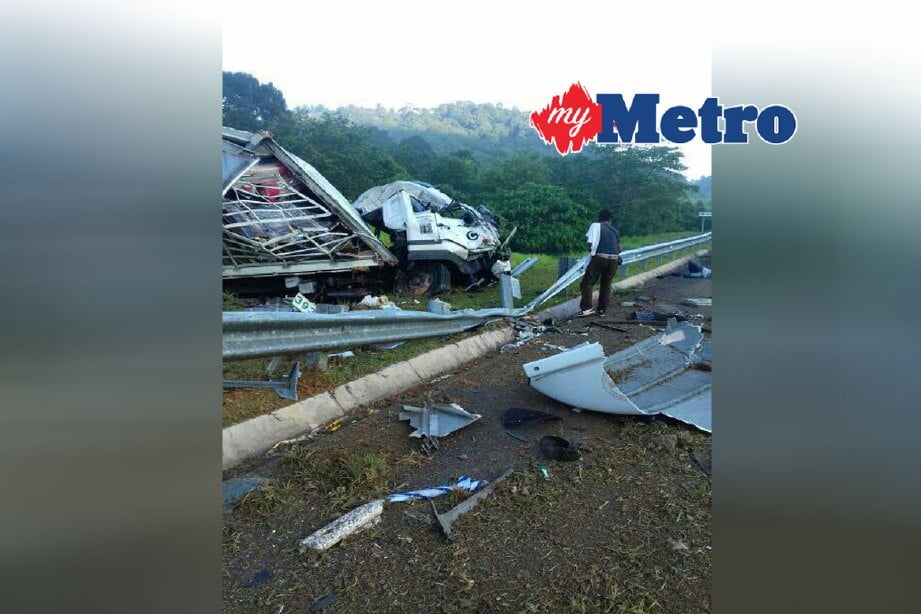 Kemalangan yang mengorbankan pemandu lori di Kilometer 393.8 Lebuh Raya Pantai Timur Fasa 2 (LPT2) di Hulu Terengganu, 8 pagi tadi. FOTO ihsan PDRM