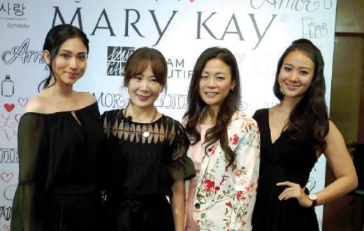 HEE-YOUNG (dua dari kiri) bersama Pengurus Pemasaran Kanan Mary Kay Malaysia, Karen Ng diapit dua model ketika sesi pelancaran alat solek Mary Kay, baru-baru ini.