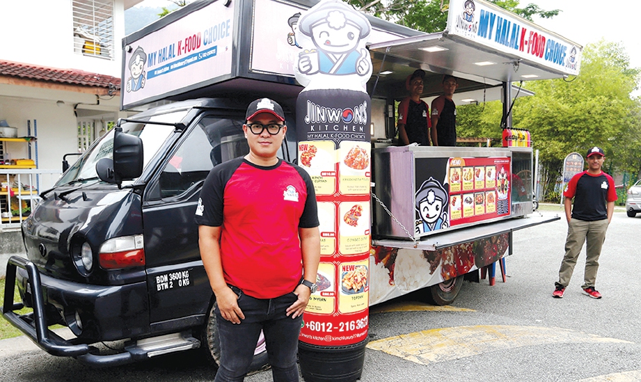 JINWON bangga memperkenalkan makanan Korea halal kepada pelanggan.
