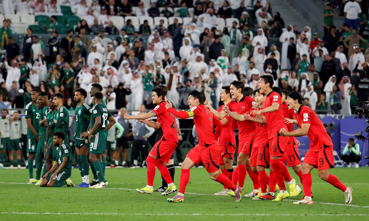 REAKSI barisan pemain Korea semasa penentuan sepakan penalti bertemu Arab Saudi. FOTO REUTERS