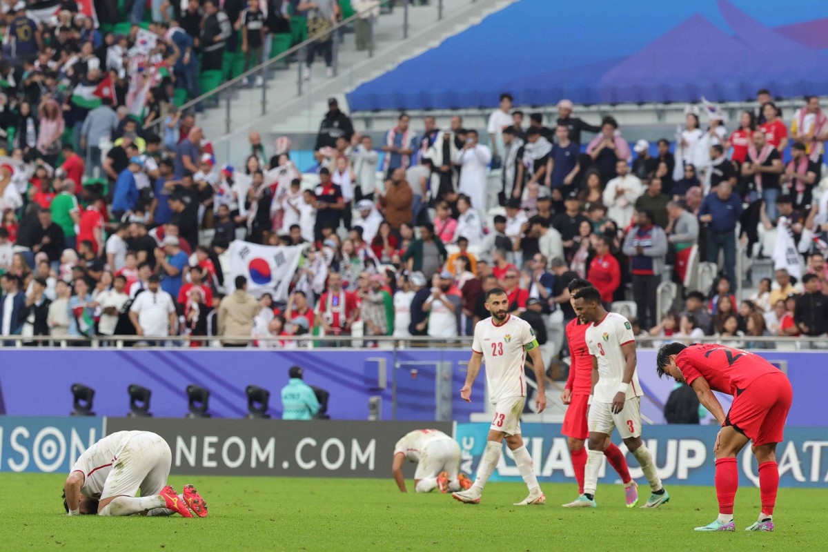 REAKSI kedua-dua pemain Jordan dan Korea Selatan selepas tamat perlawanan. FOTO AFP