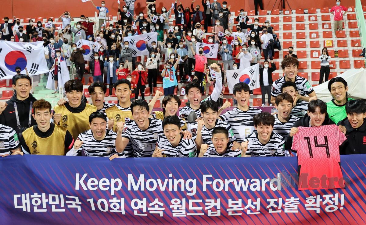 BARISAN pemain Korea Selatan meraikan kejayaan layak ke Piala Dunia. FOTO EPA