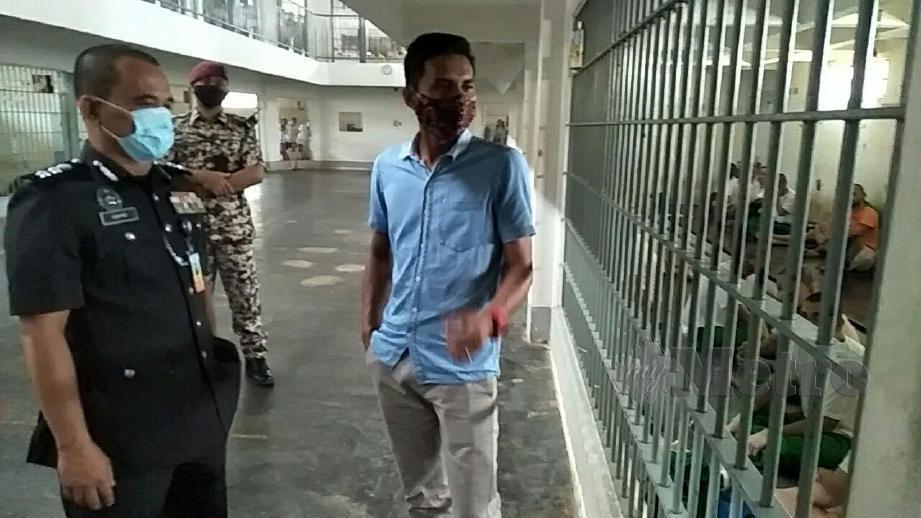 HAMID (kiri) meninjau keadaan sel banduan di Pusat Koreksional Perlis di Arau. FOTO Dziyaul Afnan Abdul Rahman