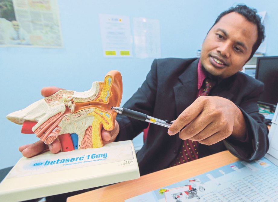DR Abdul Halim menunjukkan replika telinga. FOTO Luqman Hakim Zubir